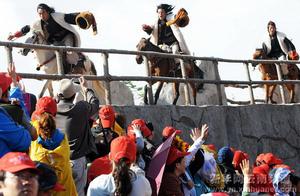 遊客在雲南麗江玉龍雪山腳下的藍月谷劇場觀看《印象·麗江》
