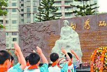 人們自發地緬懷向秀麗