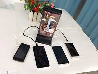 咖啡廳移動電源在給四台手機一起充電