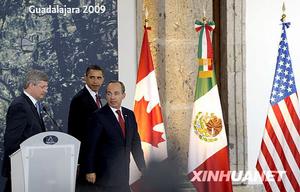 在墨西哥瓜達拉哈拉市，出席“北美安全與繁榮聯盟”首腦會議（北美峰會）的加拿大總理哈珀、美國總統歐巴馬和墨西哥總統卡爾德龍（從左至右）在聯合新聞發布會後退場。