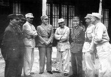 芷江受降後王耀武(左一)與眾將領交談