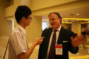 國際生物材料學會聯合會主席尼古拉斯•A•佩帕斯接受記者採訪