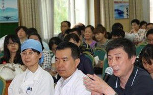 楊占民（前排左）