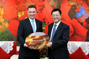 成都市長葛紅林會見克雷格&middot;埃默森