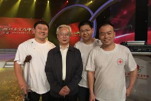 湖南省省委宣傳部副部長李發美與婁底殘疾人心理援助隊主要成員許漣鋼（左一）、蘇建飛、毛智文合影留念