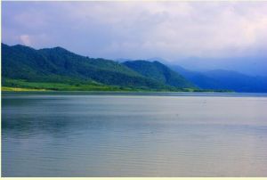 聞名遐邇的大廣壩，綿延5.8公里多的大壩氣勢磅礴，昌化江水到此嘎然而止，一群小鳥在壩體上空不斷盤旋，匯成了美不勝收的湖光山色。