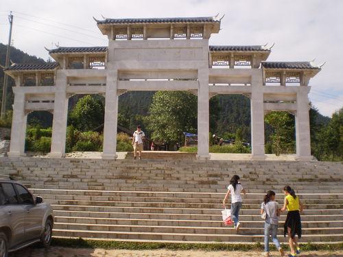 南泉山烈士陵園牌坊