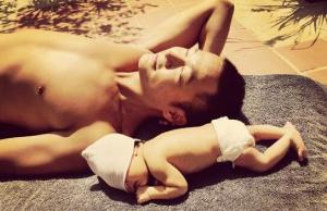 喻恩泰與孩子一起曬太陽