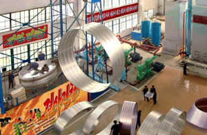 平安北道樂園機械聯合企業氧氣分離機工廠的工人在緊張工作。