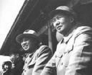 1954年10月1日，毛澤東和來訪的朝鮮民主主義人民共和國主席金日成在天安門城樓上