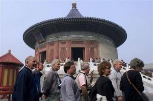1999年10月6日，外國遊客排隊參觀北京天壇。自改革開放以來，大批境外遊客促進了中國旅遊業的發展。
