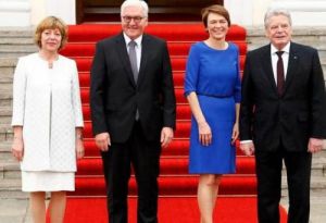 德國新老總統舉行交接儀式合影留念