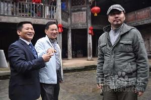 左為製片人蘇泉，右為導演朱少宇，中為影片外景地拍攝地湖南婁底市委常委、婁底軍分區政委易建華