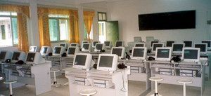 學校現代化的電教室　