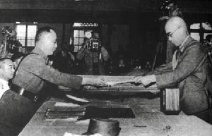 (圖)資料圖片:1945年9月9日,侵華日軍在南京正式簽字投降,日軍總司令岡村寧次(右)向何應欽遞呈降書