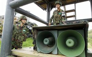 2010年5月24日，韓國江原道楊口郡，韓國士兵在一個大高音喇叭附近。