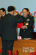 梁光烈為先進個人頒獎