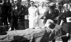 德國紅十子會成員在救助受傷人員