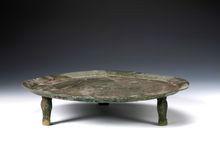 西漢柿蒂紋三足銅盤 西漢柿蒂紋三足銅盤