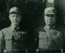 蔣公與關麟征合影
