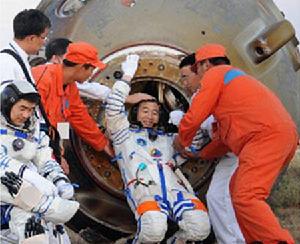 圖為神舟七號飛船機組成員在他們成功著陸內蒙古後出艙的畫面。