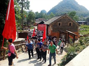 百名大學生記者在杏王山紅軍標語紀念館採風