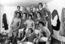 約翰·特羅洛普和隊友共同慶祝的情景