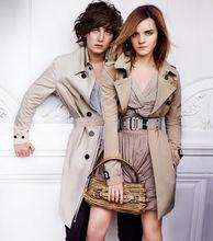 2010年與Emma Watson為巴寶莉春季時裝代言