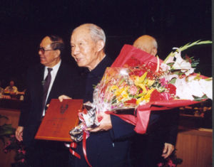 2002年6月1日，年逾90的張光斗院士獲得了“光華工程科技獎成就獎”