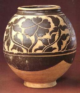 褐釉牡丹紋剔花罐 褐釉牡丹紋剔花罐