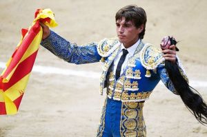 鬥牛士米格爾&middot;坦德羅在刺死公牛後割下牛尾作為獎勵