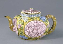 清乾隆銅胎畫琺瑯菊花紋執壺 清乾隆銅胎畫琺瑯菊花紋執壺