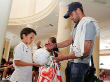 貝托為球童簽名