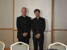 靳學孔律師與肯&middot;麥克唐納爵士合影