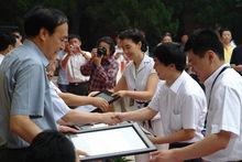 2006年鄭桂蘭出席中國十家誠信畫廊授牌儀式
