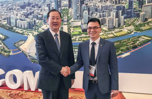 《財富》全球論壇&middot;2017廣州現場，廣州市委書記任學鋒先生與大旗商服創始人、董事長李天智先生合影