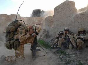 美國為首的多國部隊在阿富汗圍剿塔利班恐怖分子