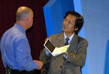 英特爾執行副總裁馬宏升與施崇棠(正面)