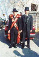 新郎身上批的兩個大紅繡球