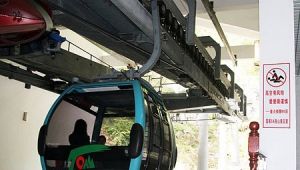 “高空有風險愛愛需謹慎”警示牌