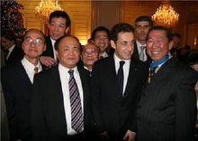 薩科奇與部分觀禮的華僑華人嘉賓合影