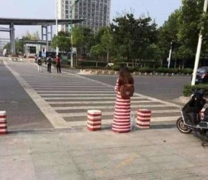 女生與隔離墩撞衫