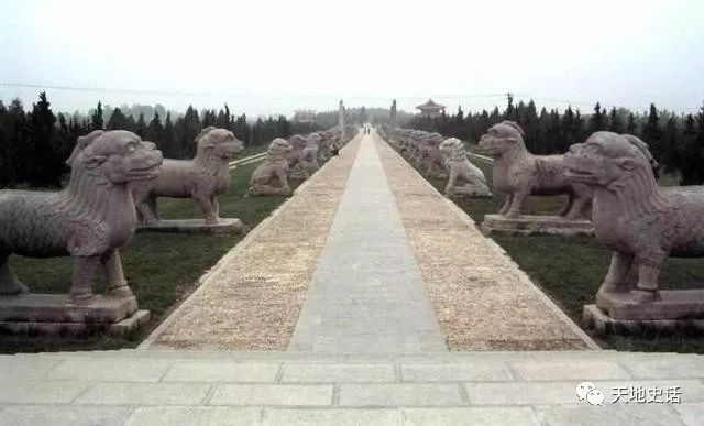 皇陵神道左右兩側用石頭雕刻的珍奇走獸