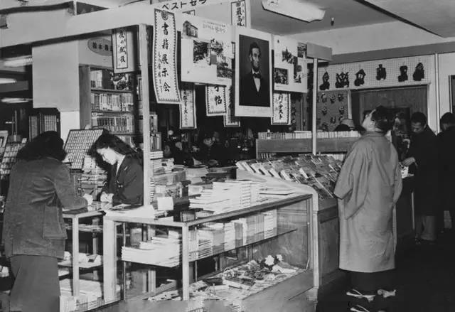 (戰後日本小店，裡面賣有林肯畫像)