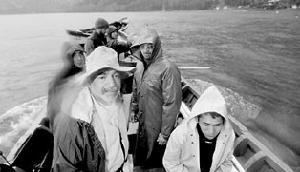 美國“尋寶人”伯納德&middot;凱澤（前左）乘船前往智利的魯濱遜&middot;克魯索島