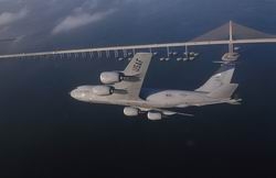 （圖）KC-135 系列是美國數量最多的加油機，機腹中線的黃線為受油機的參考線