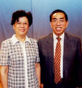 （圖）國務委員陳至立(左)與校友陳仲昇(右)