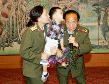 毛主席孫媳母子與歌唱家熊卿才一同歌唱