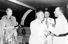 羅伯特&middot;萊伊（左）身後是他妻子英加&middot;萊伊