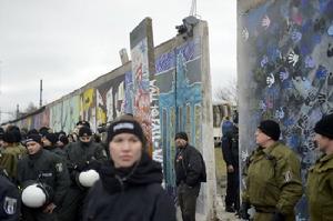 柏林圍牆遭開發商強制拆除遭抗議